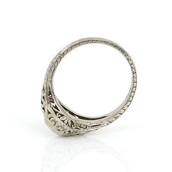 RING, 18K vitguld med briljantslipad diamant ca 0,20 ct, USA, 1900-talets första hälft. Total vikt ca 2,37 g.