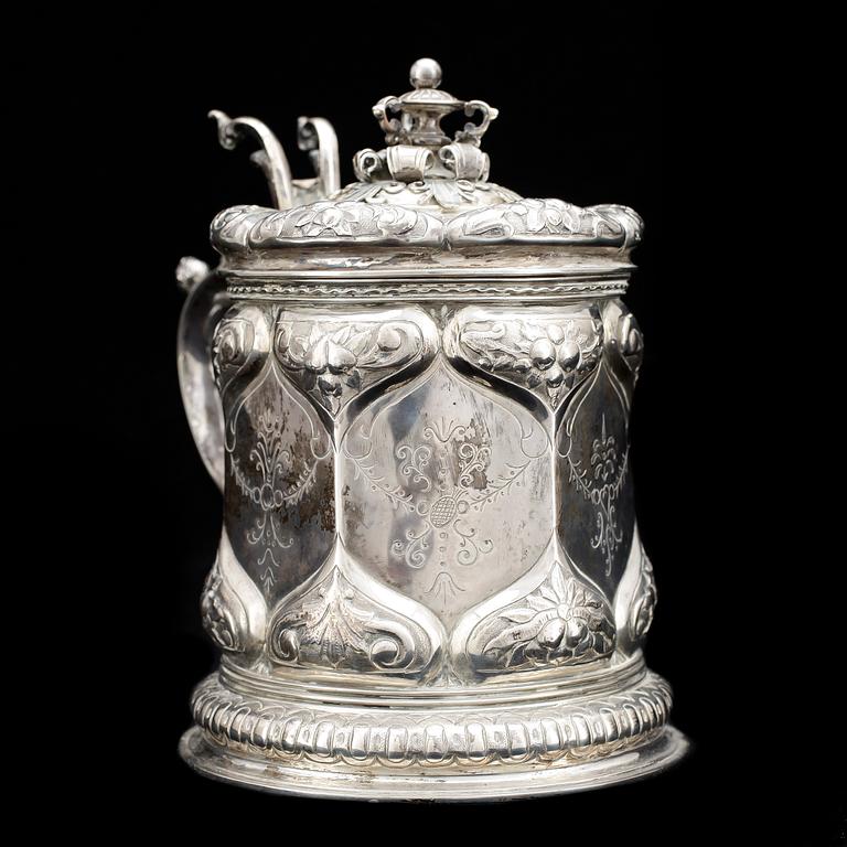 DRYCKESKANNA. silver, renässansstil, importstämplar samt K. Anderson, Stockholm, 1941. Vikt ca1180g.