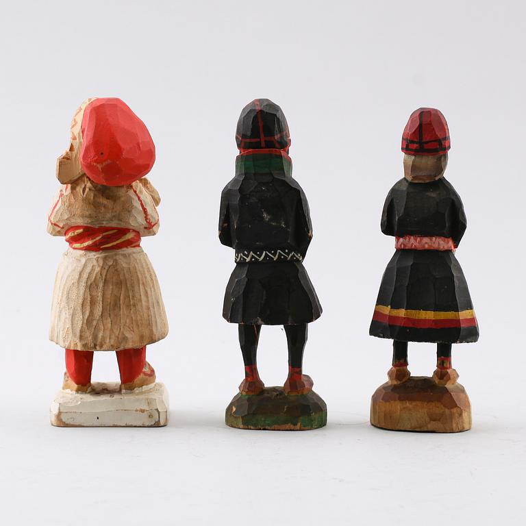 SAMEFIGURER, 3 st, skuret trä, två med monogramsignering GJ, Georg Jonsson, 1900-talets första hälft.