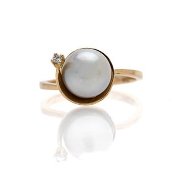 18K gold ring with a cultured pearl and a diamond.