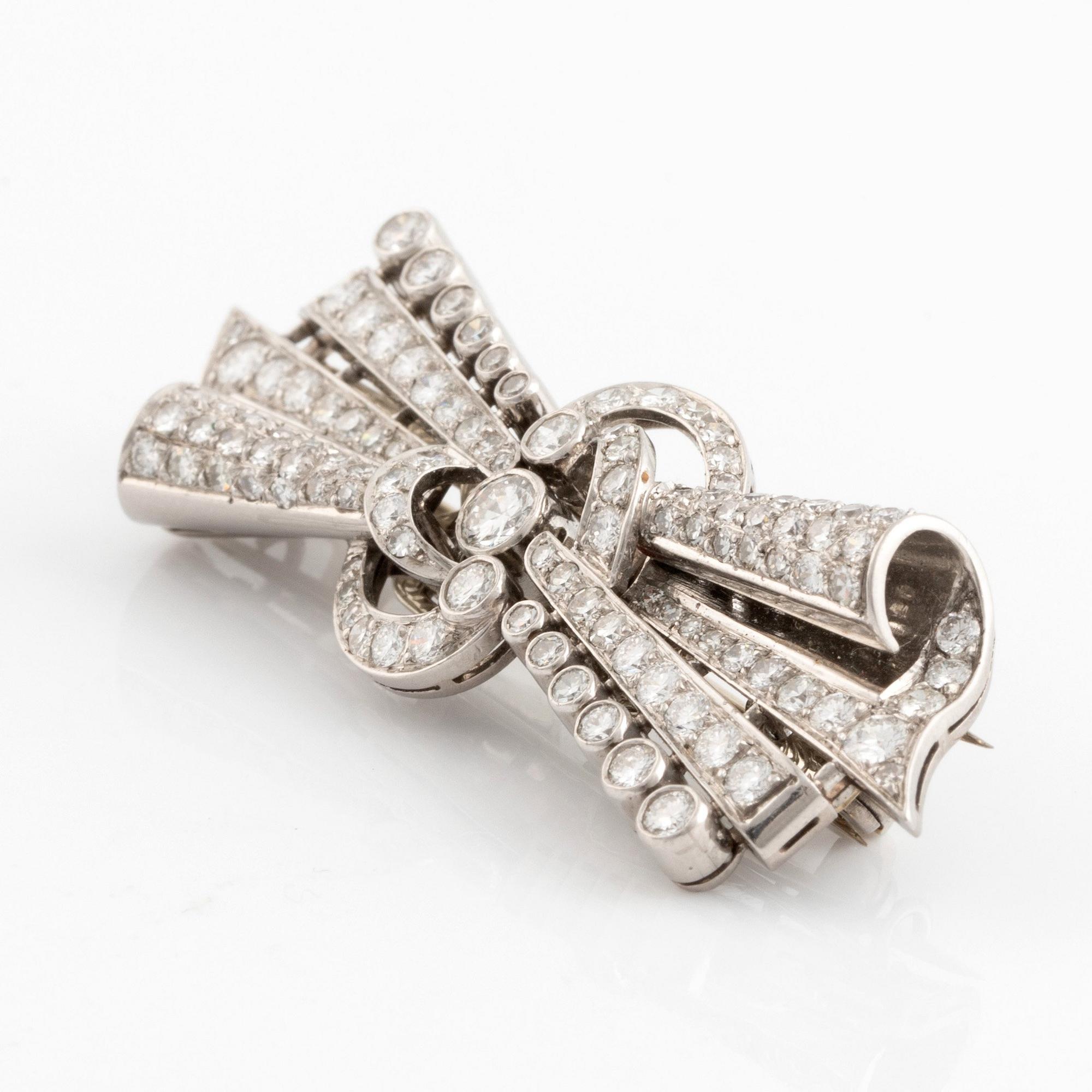 Brosch/dubbelclip 18K vitguld med runda briljant- och åttkantslipade diamanter.