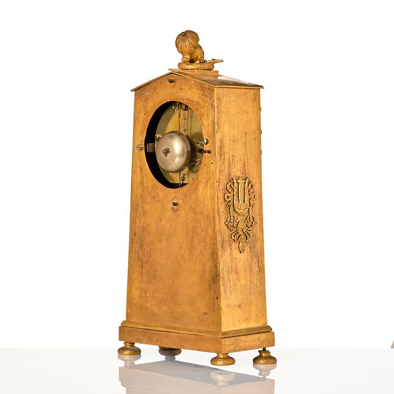 An Empire mantel clock, first part of the 19th century, Schunick Ainor in Berlin.