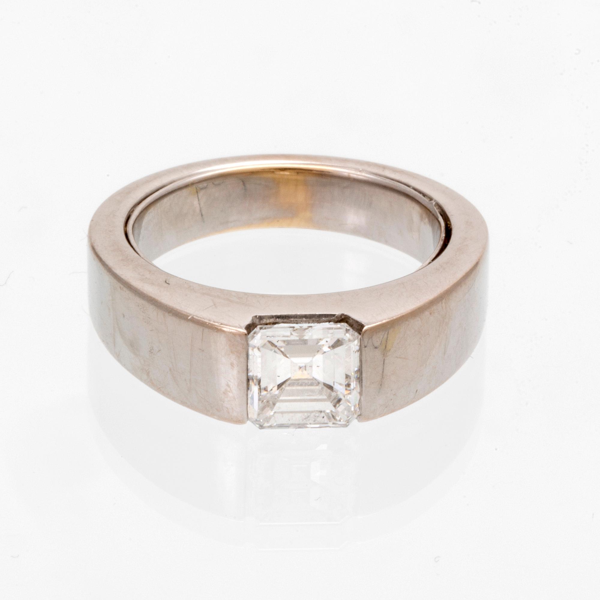 Cartier, ring 18K whitegold approx 0,60 ct approx F-G VS, original case, box and certificate, serial number BAA 730.