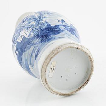 A Chinese blue and white porcelain vase, late Qing dynasty/1900.