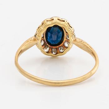 RING 18K gold w 1 sapphire approx 5 x 3 mm and old-cut diamonds approx 0,35 ct in total.