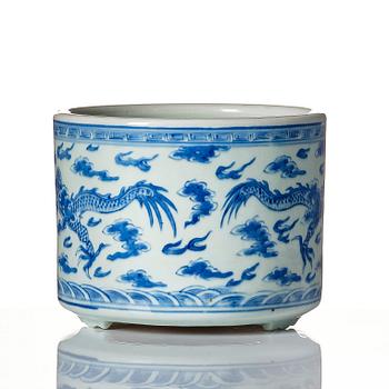 A blue and white four clawed dragon censer, Qing dynasty, 19th Century.