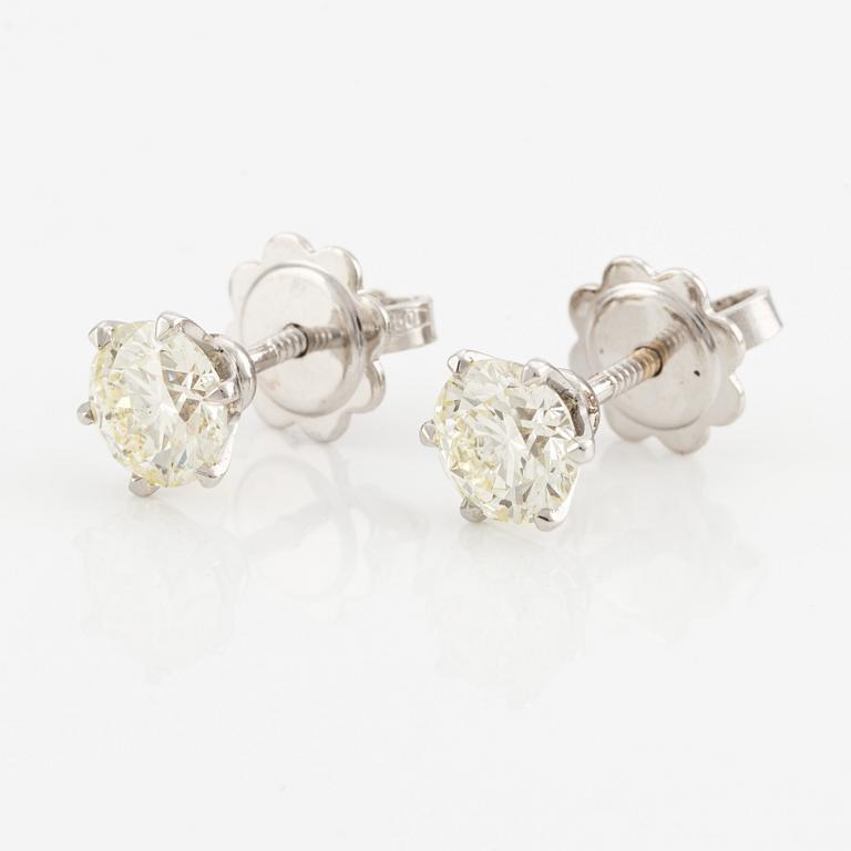 Earrings with brilliant-cut diamonds.