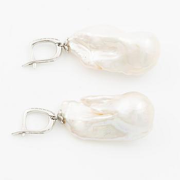 A pair of earrings in 18K gold with cultured baroque freshwater pearls and round brilliant-cut diamonds.