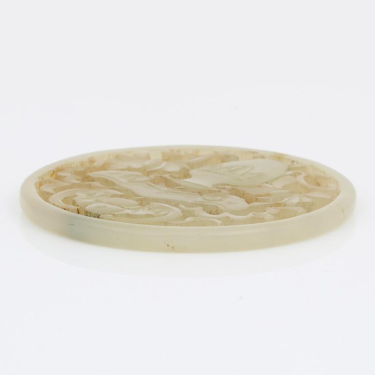 MEDALJONG, grön sten, troligen nefrit.