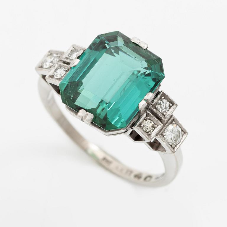 Ring 18K vitguld med en fasettslipad turmalin.