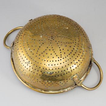 A brass colander, 18th/19th century.