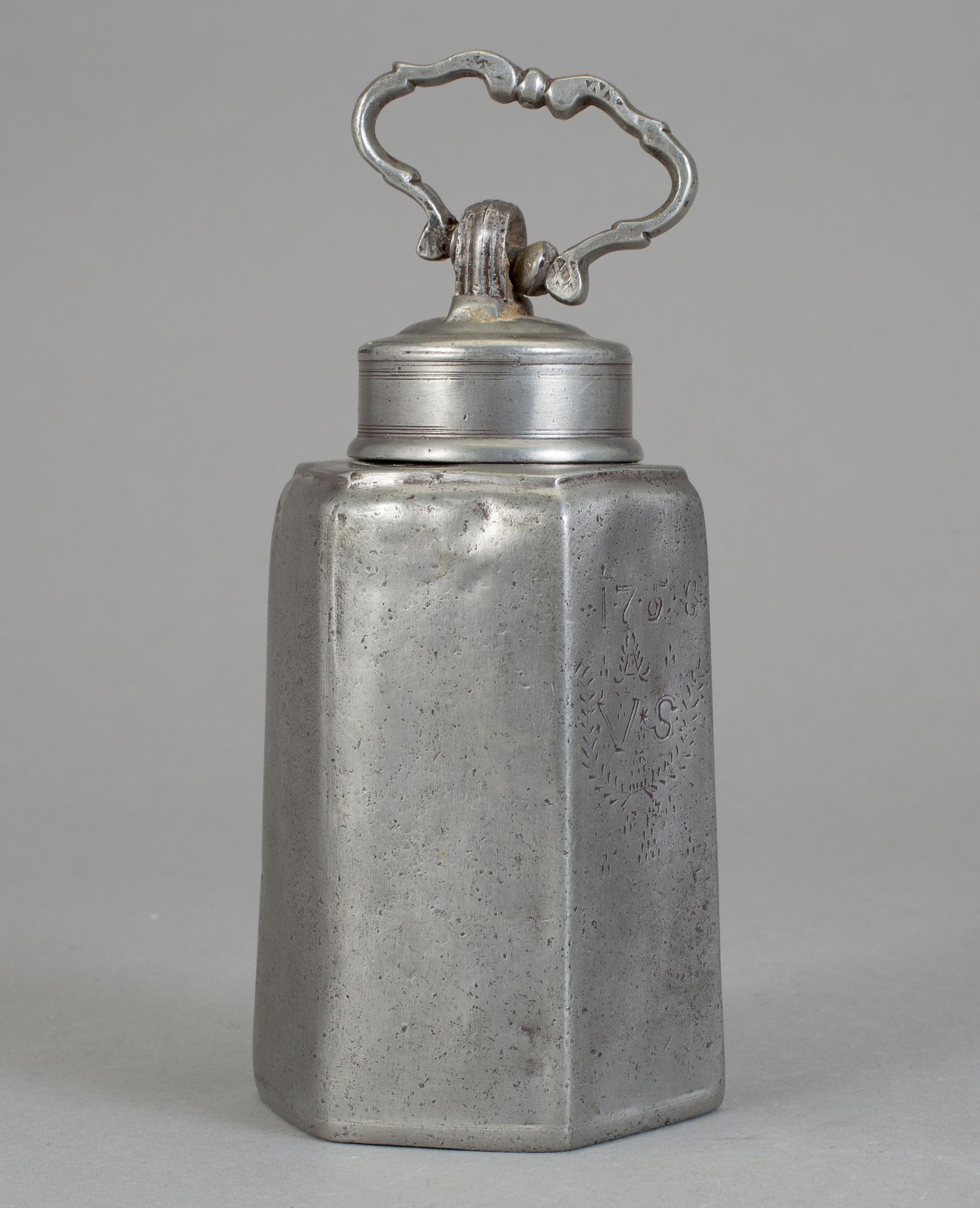 PRISMAFLASKA, tenn, daterad 1758.