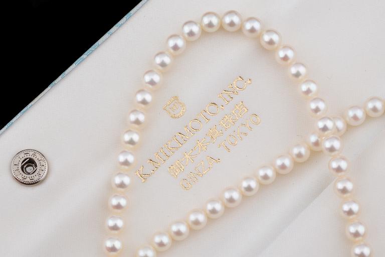 PÄRLCOLLIER, två-radigt, Mikimoto, Japan, odlade pärlor, originallås i silver.