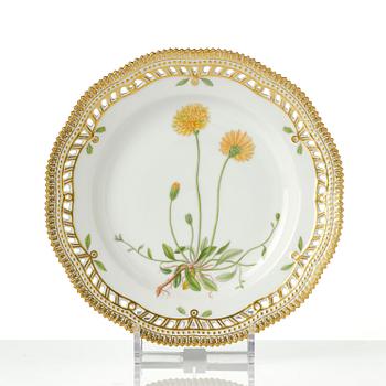 Tallrikar, 11 stycken, porslin. Royal Copenhagen,,' Flora Danica', Danmark, 1900-tal.