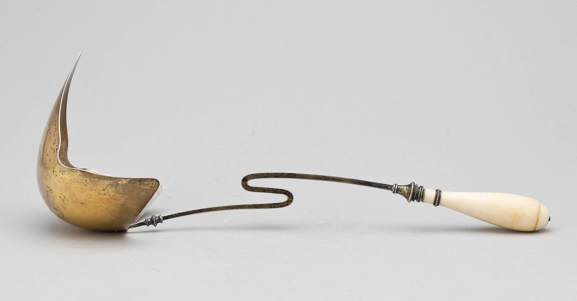 BÅLSKÅL samt SLEV, silver, C G. Hallberg, Stockholm, 1898. Totalvikt 1659 gram.