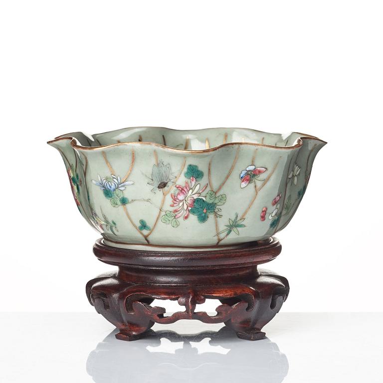 Two Chinese bowls, late Qing dynasty, circa 1900.