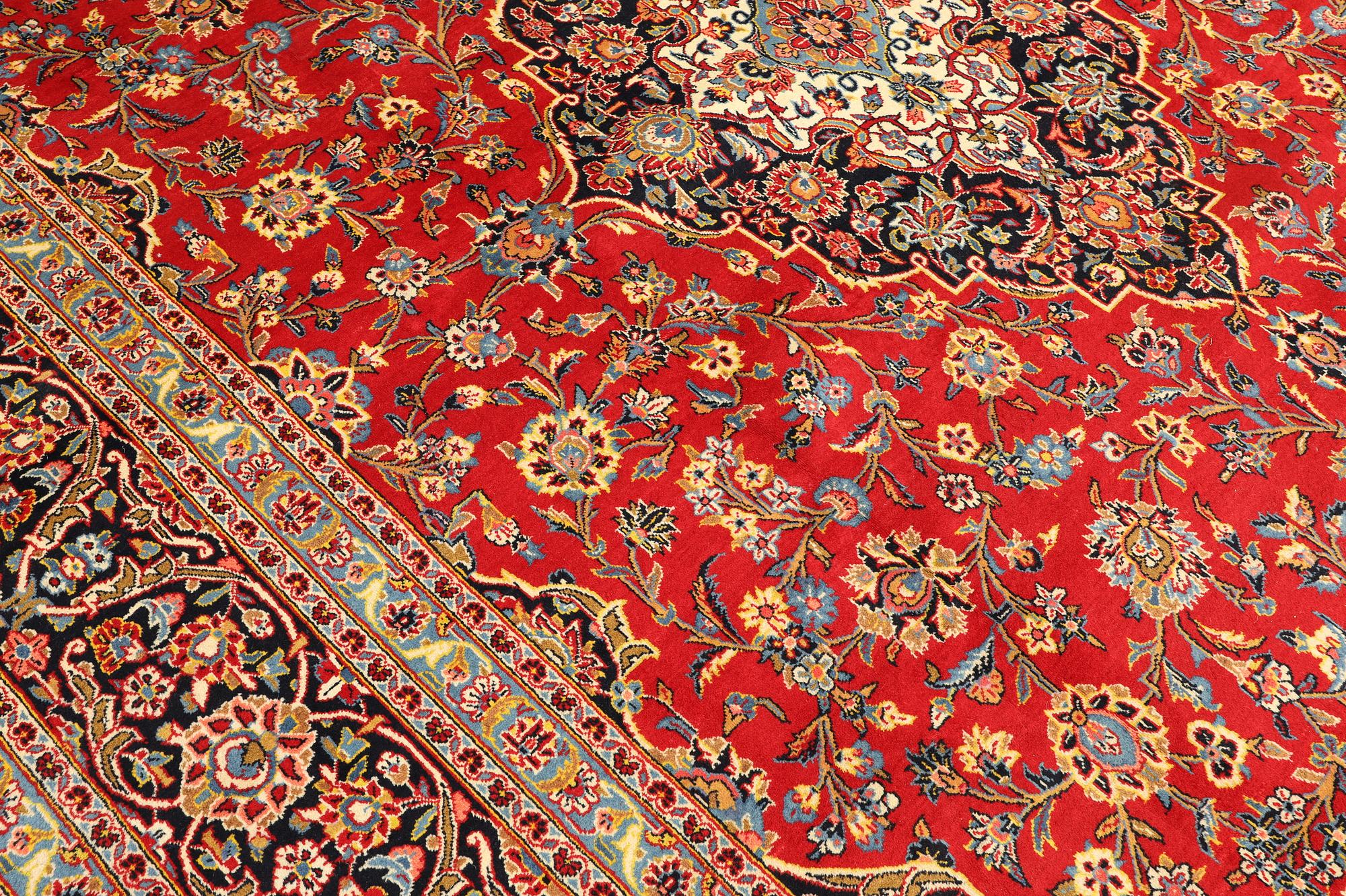 A Keshan carpet, approx. 490 x 306 cm.