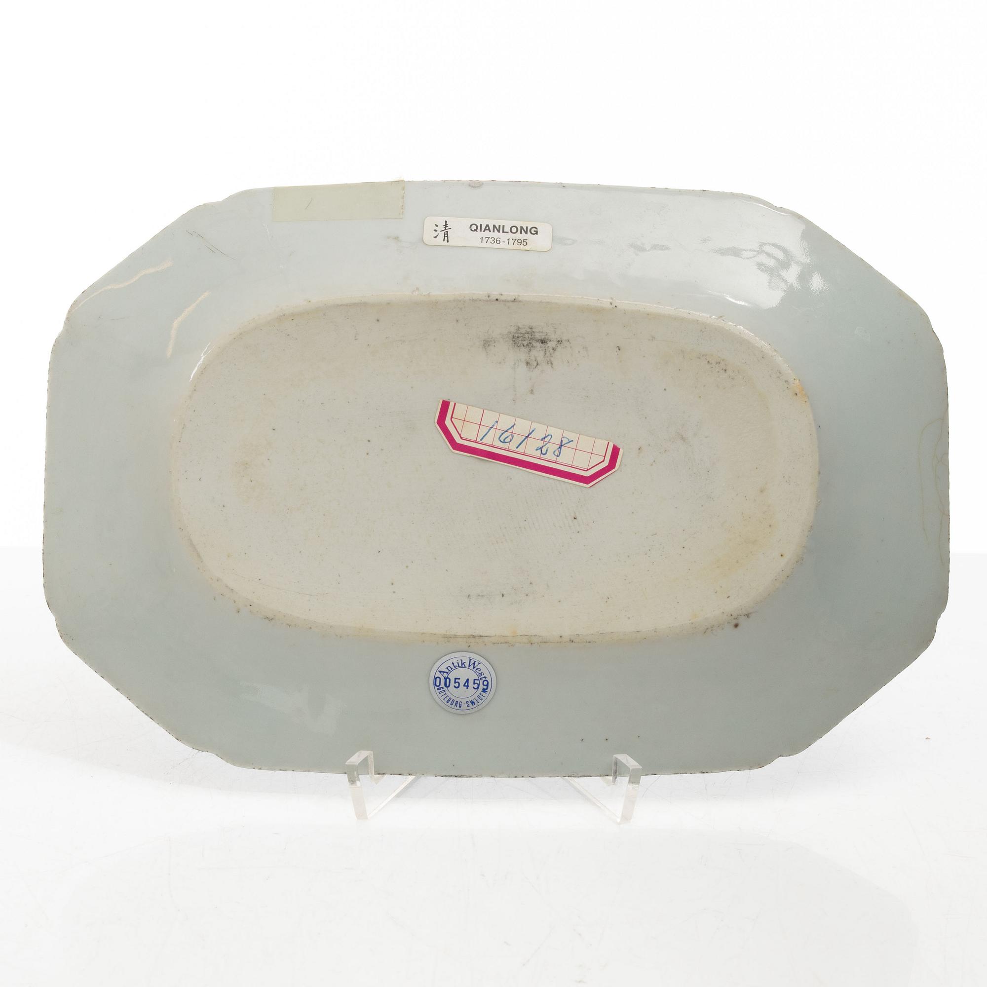 Stekfat, 5 st, kompaniporslin, Qingdynastin, Kina, 1700/1800-tal samt ask med lock och vas, Kina, 1900-tal.