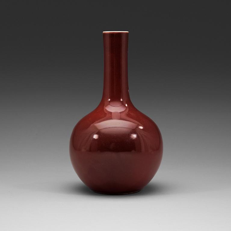 A 'sang de boeuf' glazed vase, Qing dynasty (1644-1912).