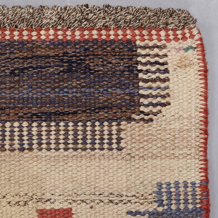 Märta Måås-Fjetterström, MATTA, "Blåplump", rölakan, ca 399 x 184,5-186 cm, signerad AB MMF.