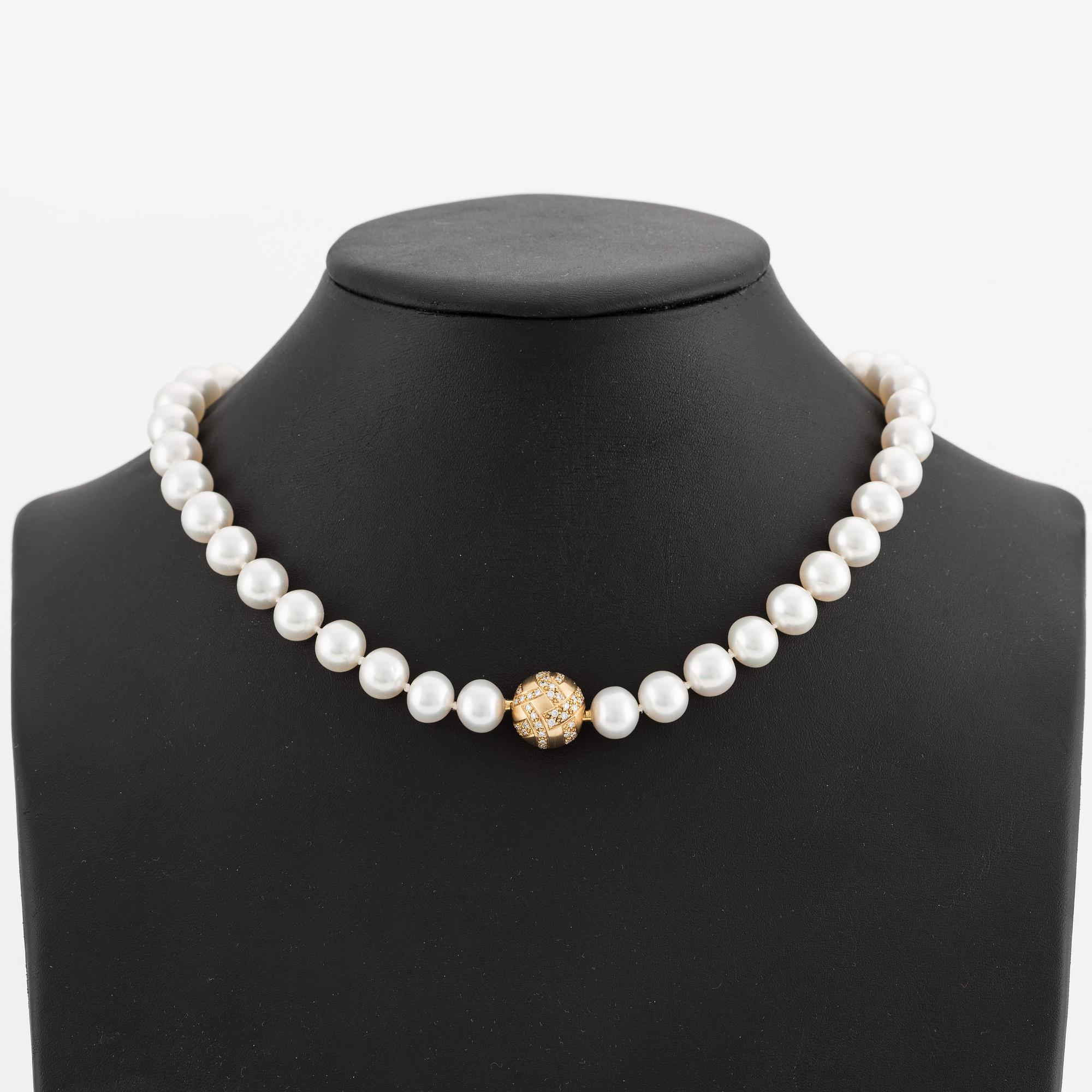 Pärlcollier, odlade Söderhavspärlor, bajonettlås 18K guld med briljantslipade diamanter.