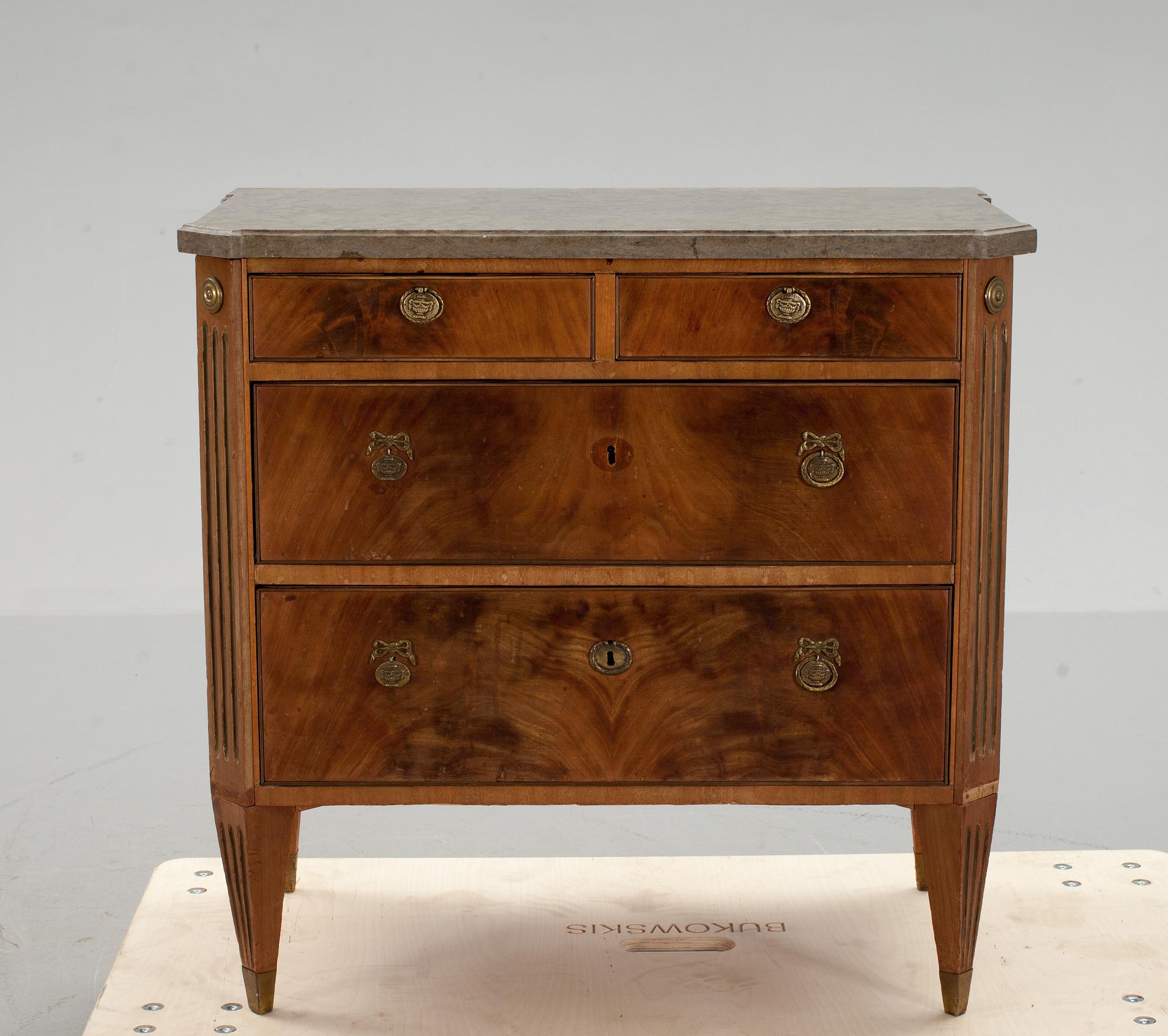 BYRÅ, gustaviansk stil, 1800-tal.