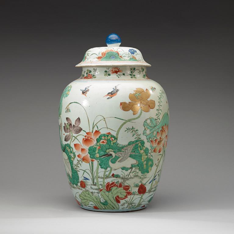 A large famille verte jar with cover, Qing dynasty, Kangxi (1662-1722).