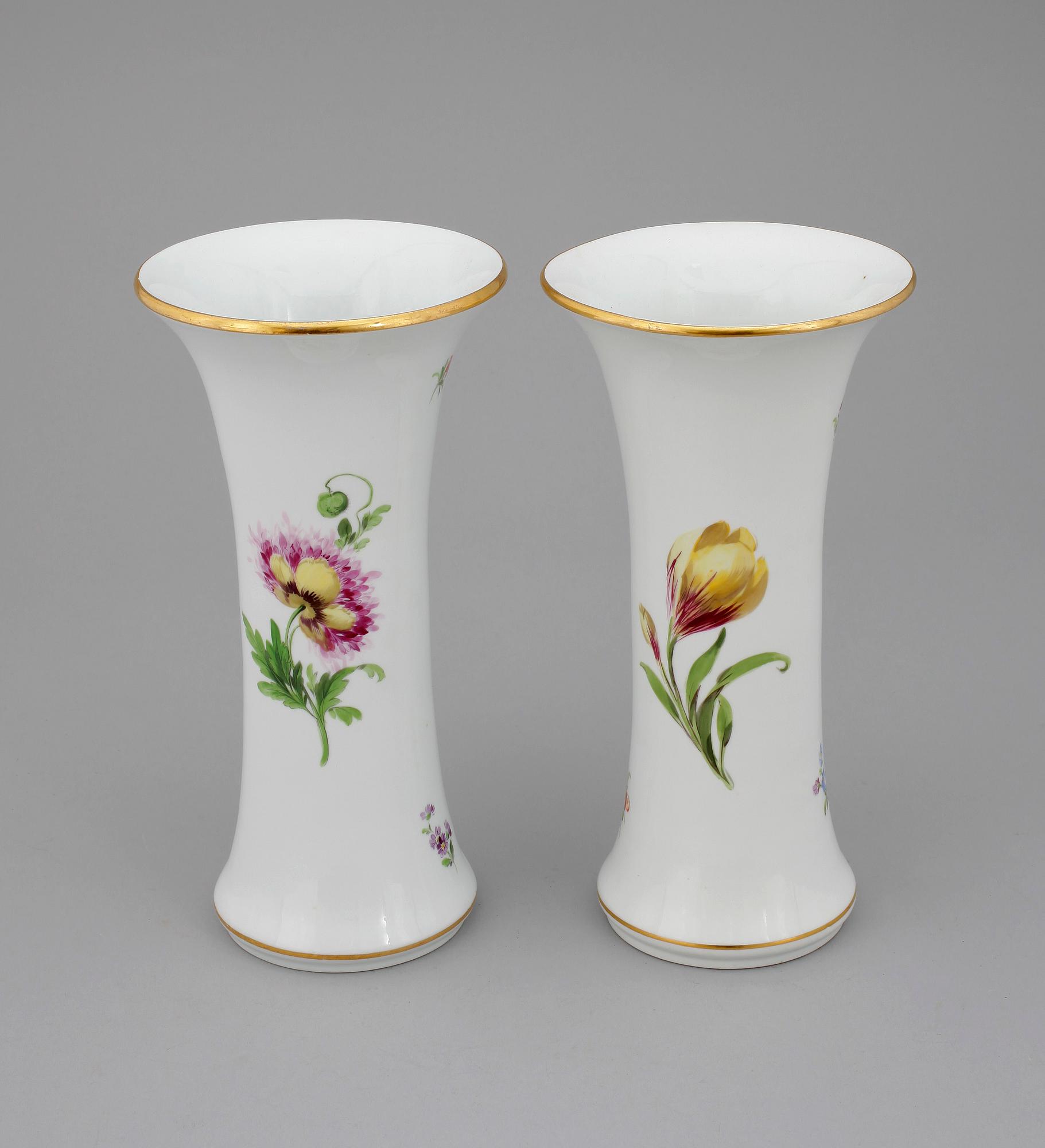 VASER, ett par, porslin, Meissen, 1900-talets andra hälft.