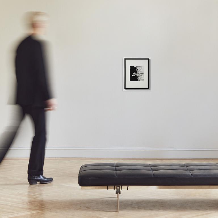 William Klein, "Dorothy at Keat's grave, Rome", 1962.