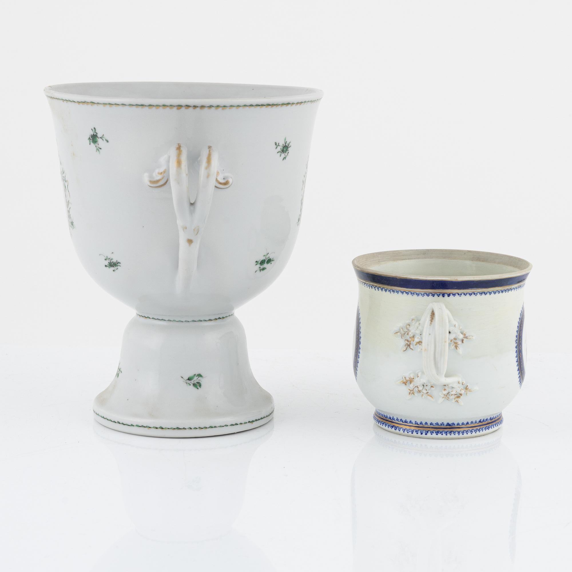 Skål på fot samt skål, Kina, Qingdynasti, omkring år 1800.