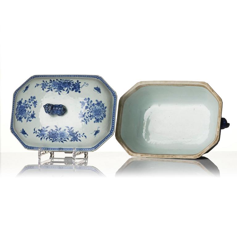 A blue and white tureen with cover, Qing dynasty, Qianlong (1736-95).