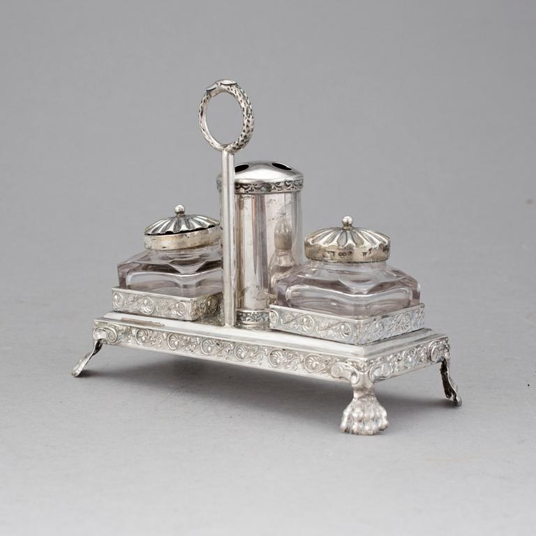 BORDSSURTOUT, silver och glas, troligen Gustaf Fredrik Richter (1818-1827(1863)), Stockholm, 1838. Tot vikt 251 g.