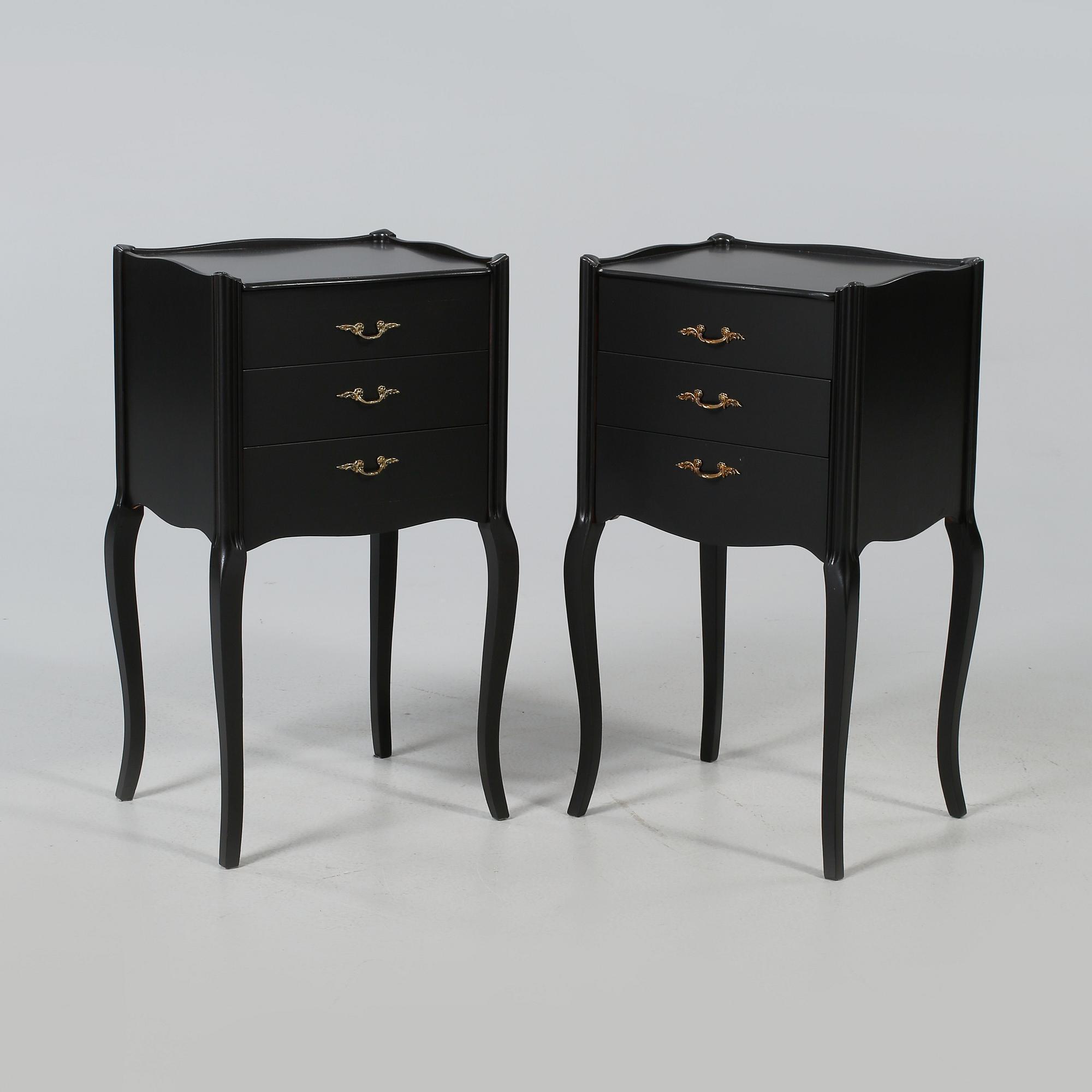 SÄNGBORD, ett par, rokokostil, 1900-talets andra hälft.