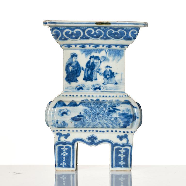A blue and white incense burner, Qing dynasty, 19th century.