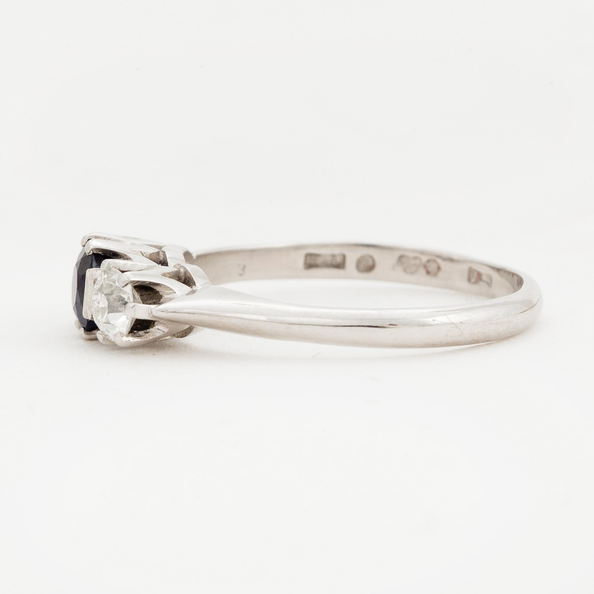 RING, platina, med gammalslipade diamanter och fasettslipad safir ca 0.55 ct.
