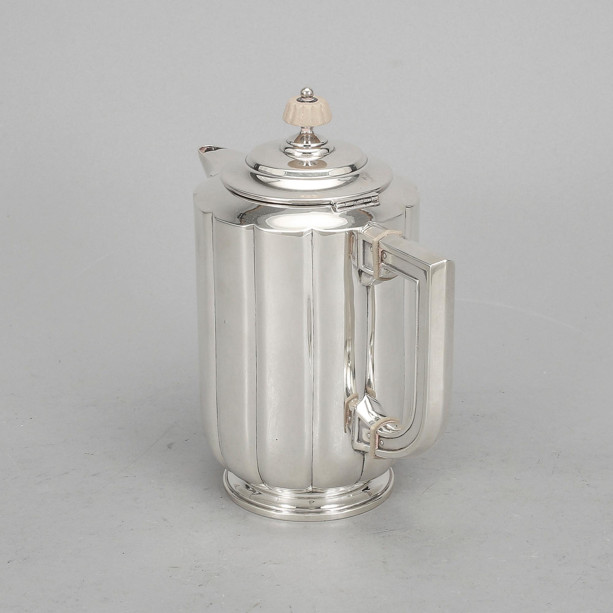 KAFFEKANNA, silver, oidentifierade, otydliga stämplar, 1900-tal. Vikt ca 612g.