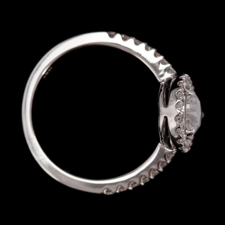 RING, rosenslipad diamant, 0.56 ct samt briljantslipade diamanter, 0.46 ct.