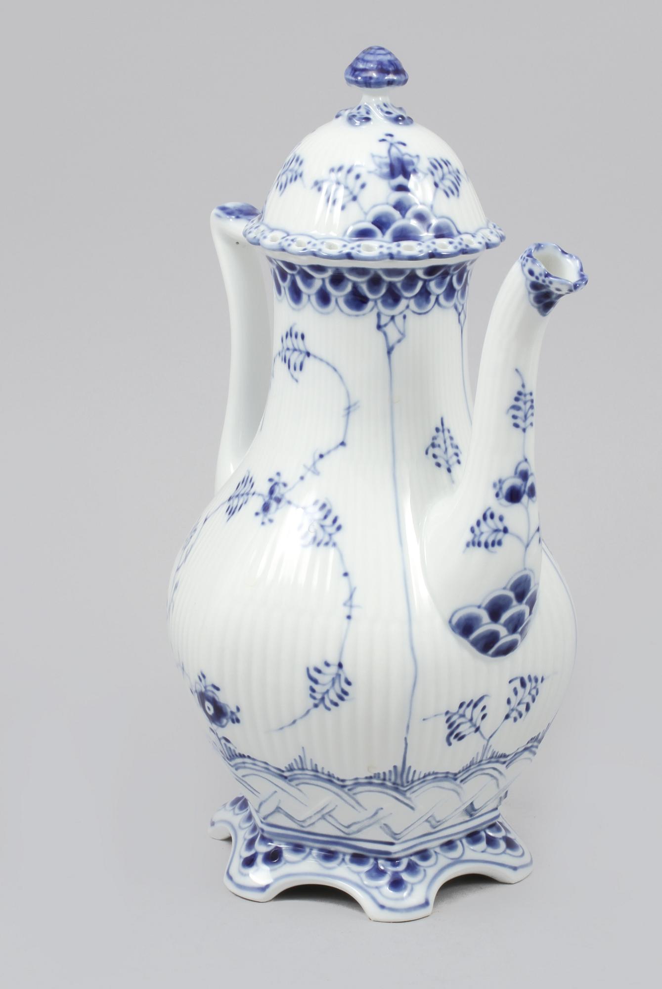 SERVISDELAR, 92 delar, "Musselmalet", porslin, Royal Copenhagen, 1900-talets andra hälft.