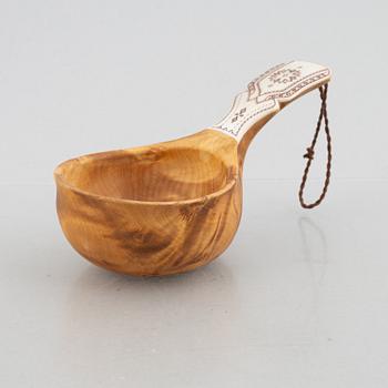 Anders Sunna, a cup.