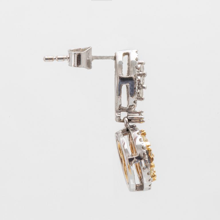 Earrings in 14K white and red gold with round brilliant-cut diamonds.