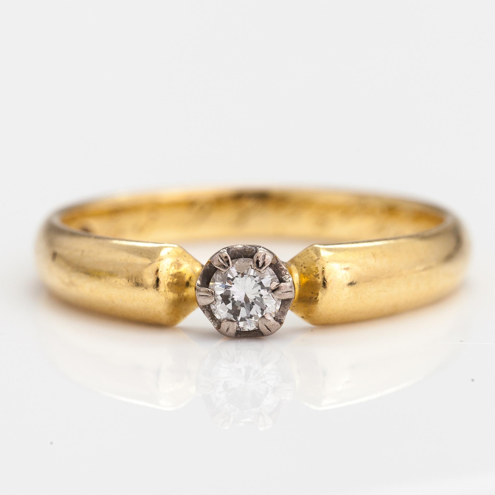 An 18K gold ring with a ca. 0.10 ct diamond. Finland 2000.