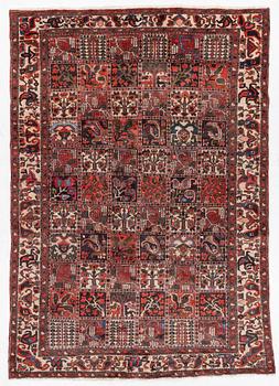 A Bakhtiari carpet a. 290 x 211 cm.