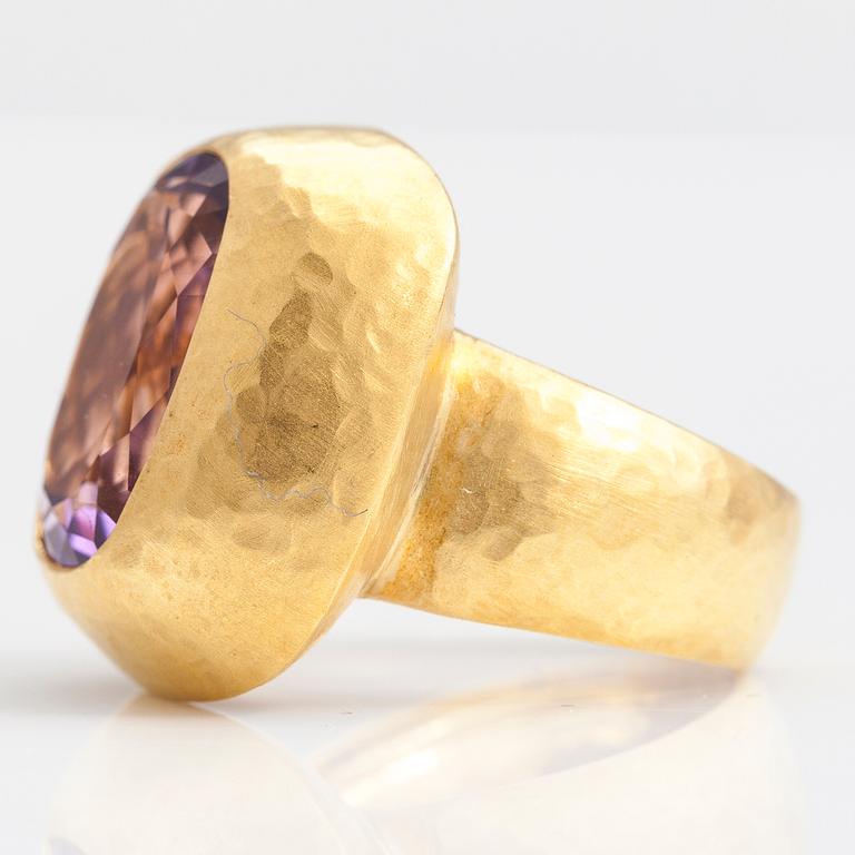 RING, 18K guld, ametist. Italien, Importstämplad Rubens, Helsingfors 1997.