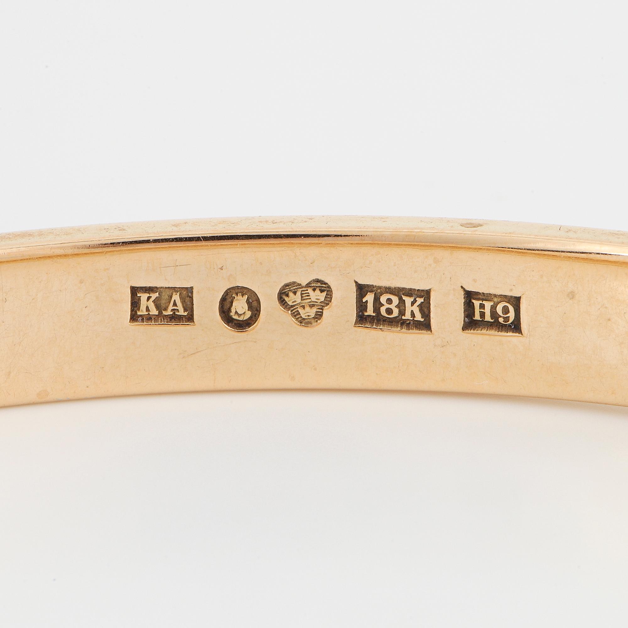 An 18K gold bangle.