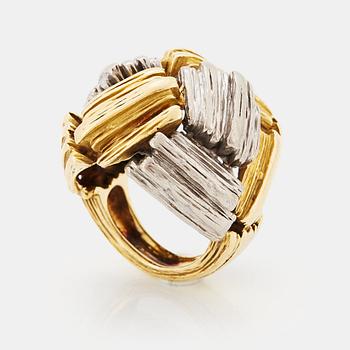 953. An 18K gold and platinum ring.