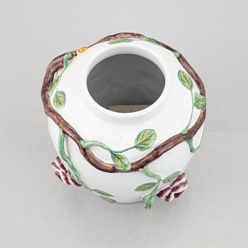 Urna med lock, flintgods, rokokostil, Rörstrand, 1900-talets första hälft.