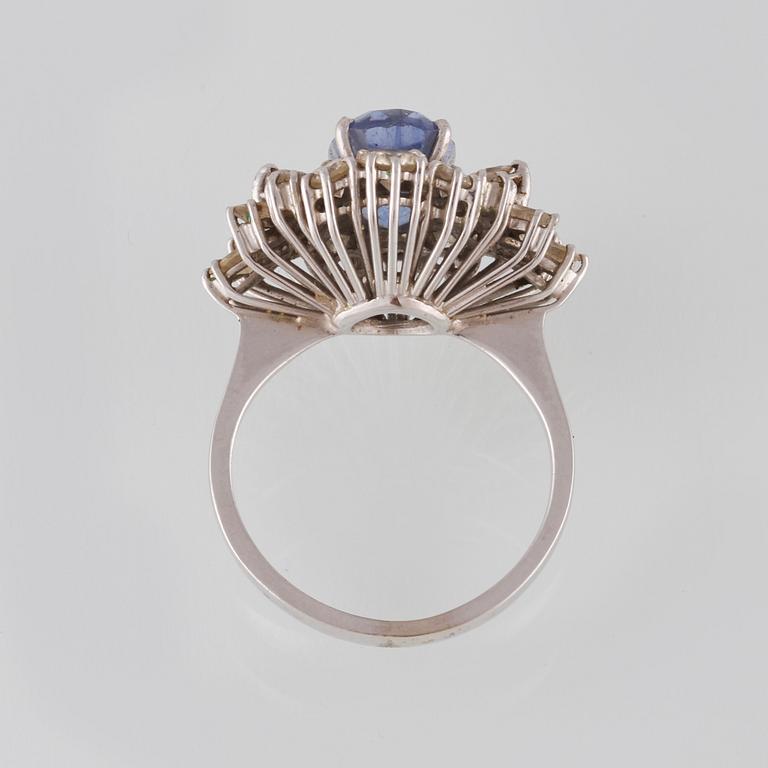 RING, 18K vitguld med blå safir samt navette och briljantslipade diamanter. Vikt 5,7 gram.