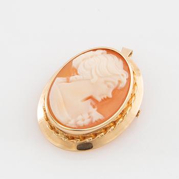 Hängen 2 st av skurna snäckskalskaméer infattade i 18K guld.