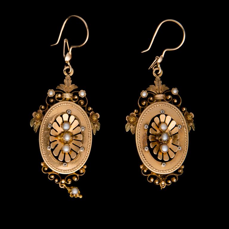 ÖRHÄNGEN och BROSCH, 18K guld, pärlor. Sverige 1835. Vikt totalt ca 11,2 g.