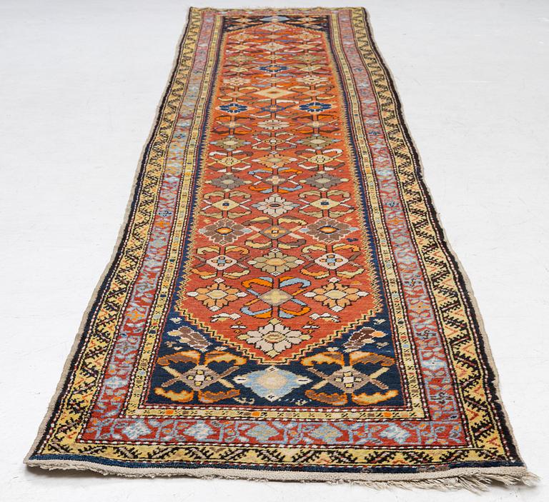 Gallerimatta, Anatol, antik, ca 425 x 90 cm.